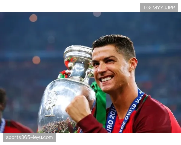 C罗辉煌生涯引发历史最佳球员热议,未来表现备受关注 C罗辉煌生涯引发历史最佳球员热议,未来表现备受关注