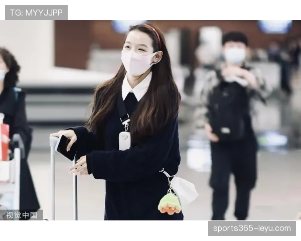 张楠在机场把随身行李堆成衣柜，那场面我还没缓过劲