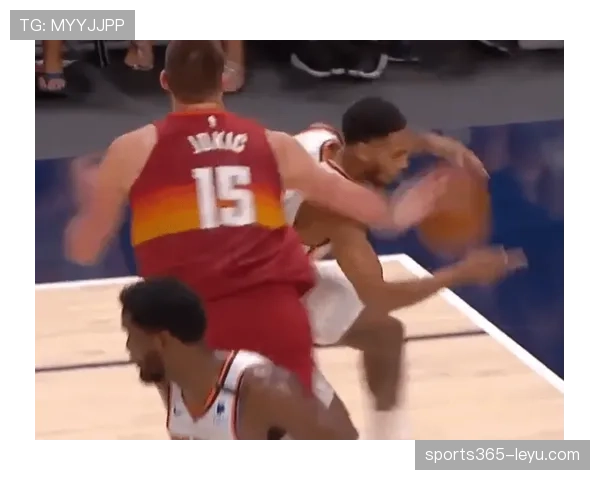 苏亚雷斯训练完偷偷吃炸鸡被拍，这自律人设崩得也太真实了